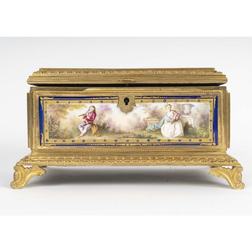 Un coffret à bijoux en porcelaine et bronze doré, fin XIXème siècle 3