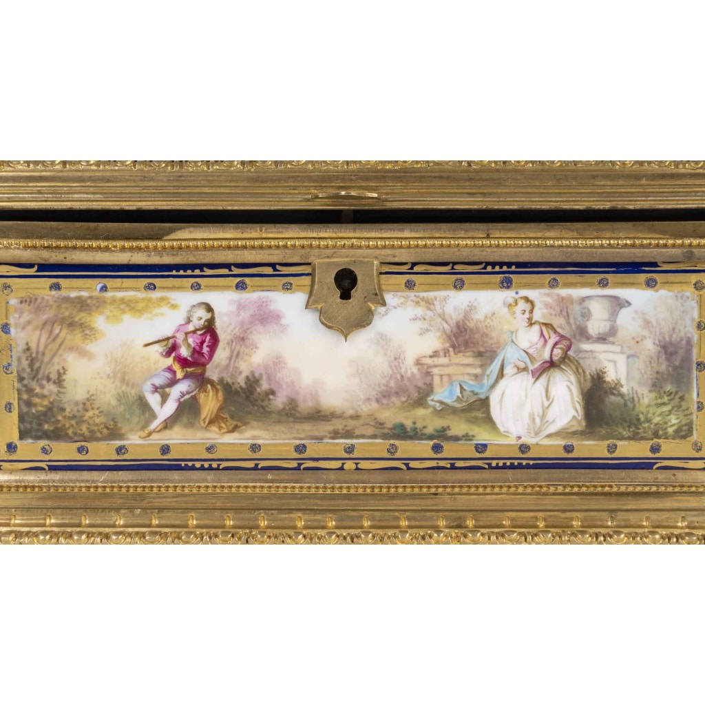 Un coffret à bijoux en porcelaine et bronze doré, fin XIXème siècle 11