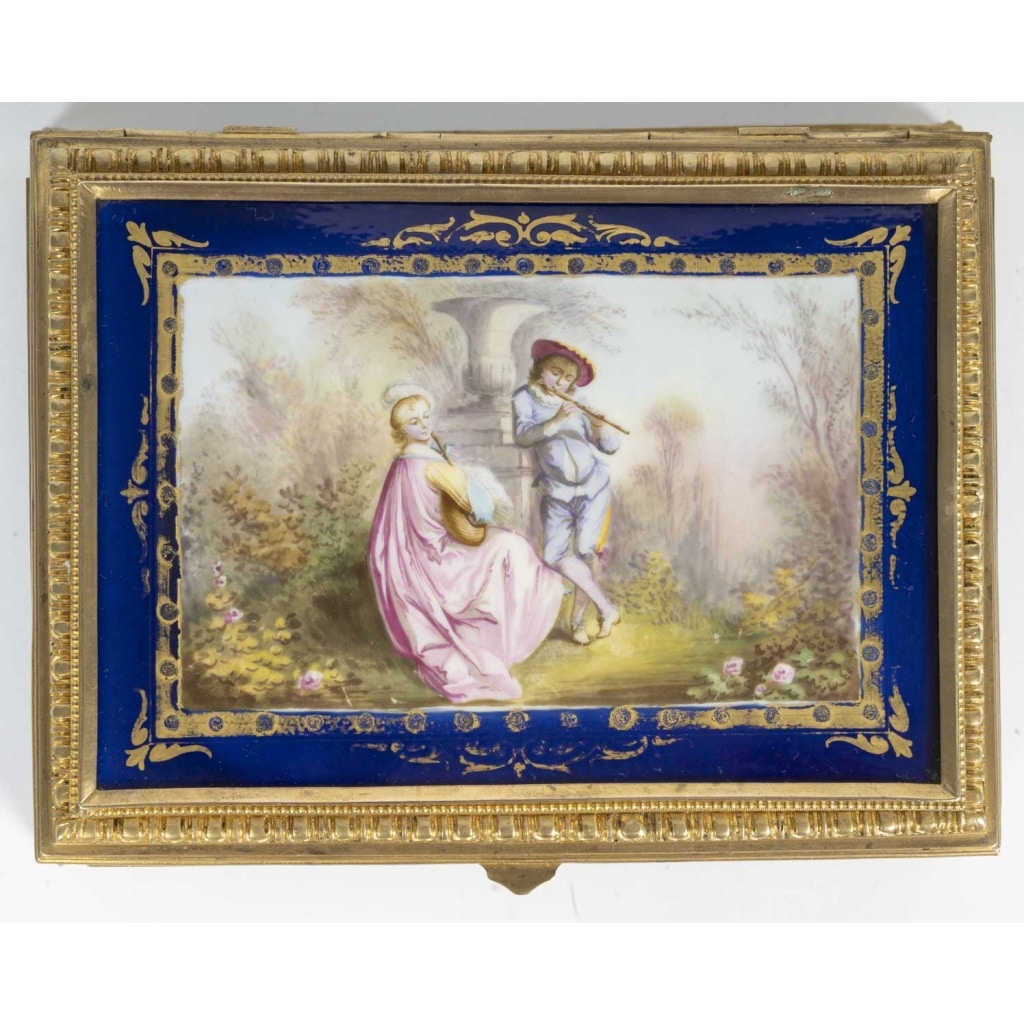 Un coffret à bijoux en porcelaine et bronze doré, fin XIXème siècle 10