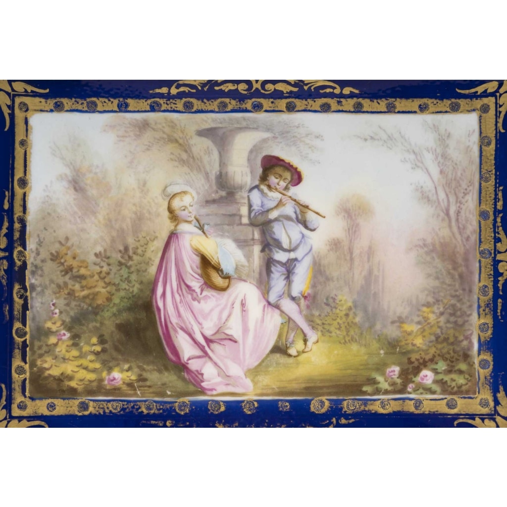 Un coffret à bijoux en porcelaine et bronze doré, fin XIXème siècle 9