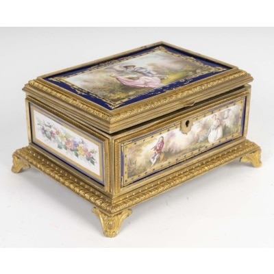 Un coffret à bijoux en porcelaine et bronze doré, fin XIXème siècle