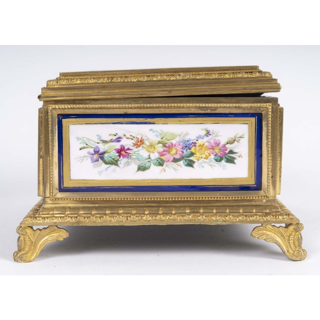 Un coffret à bijoux en porcelaine et bronze doré, fin XIXème siècle 7