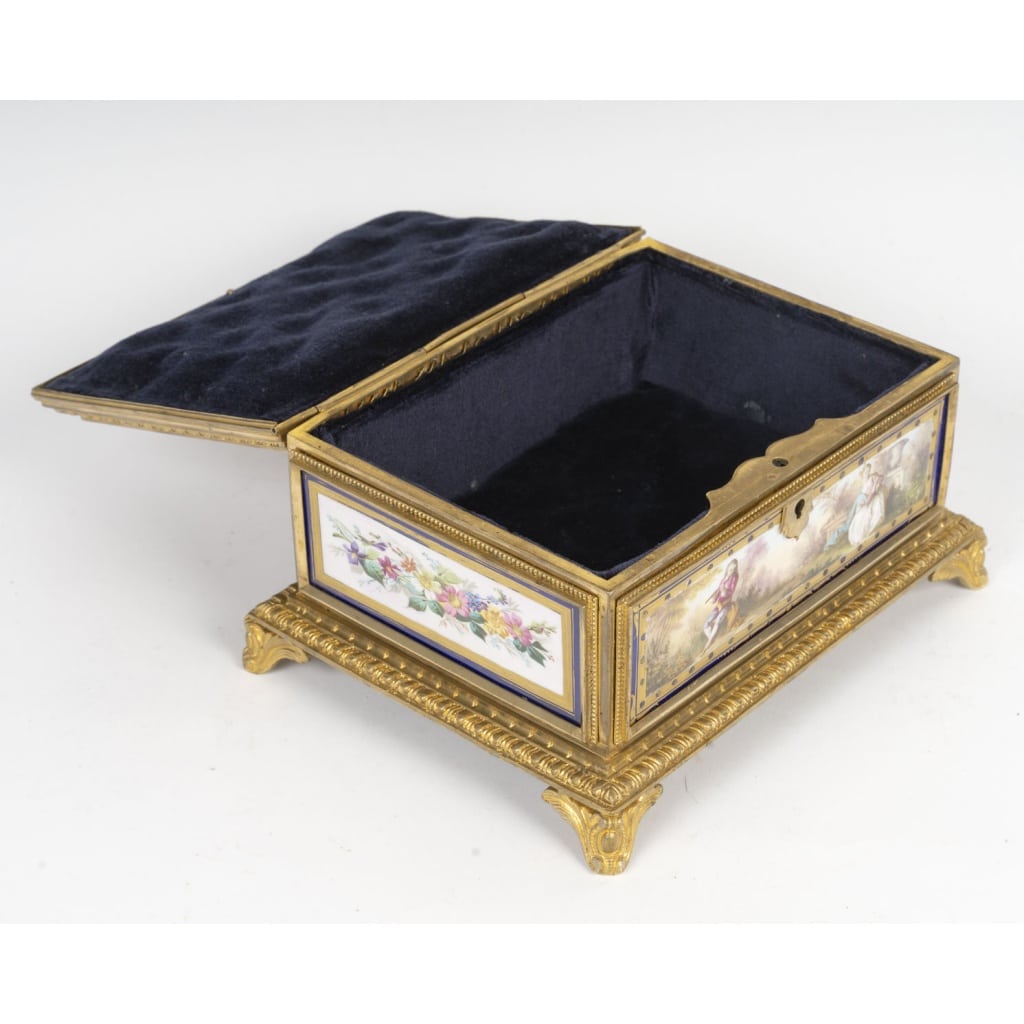 Un coffret à bijoux en porcelaine et bronze doré, fin XIXème siècle 6