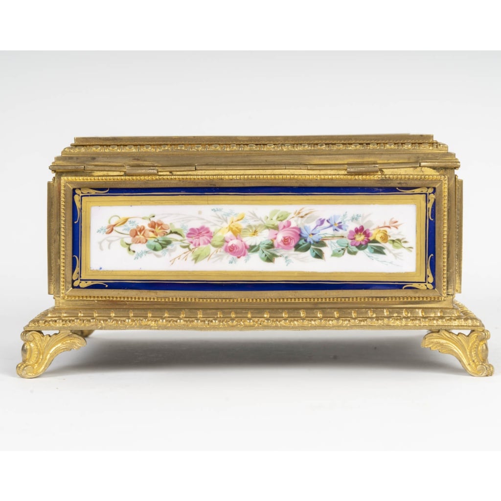 Un coffret à bijoux en porcelaine et bronze doré, fin XIXème siècle 5