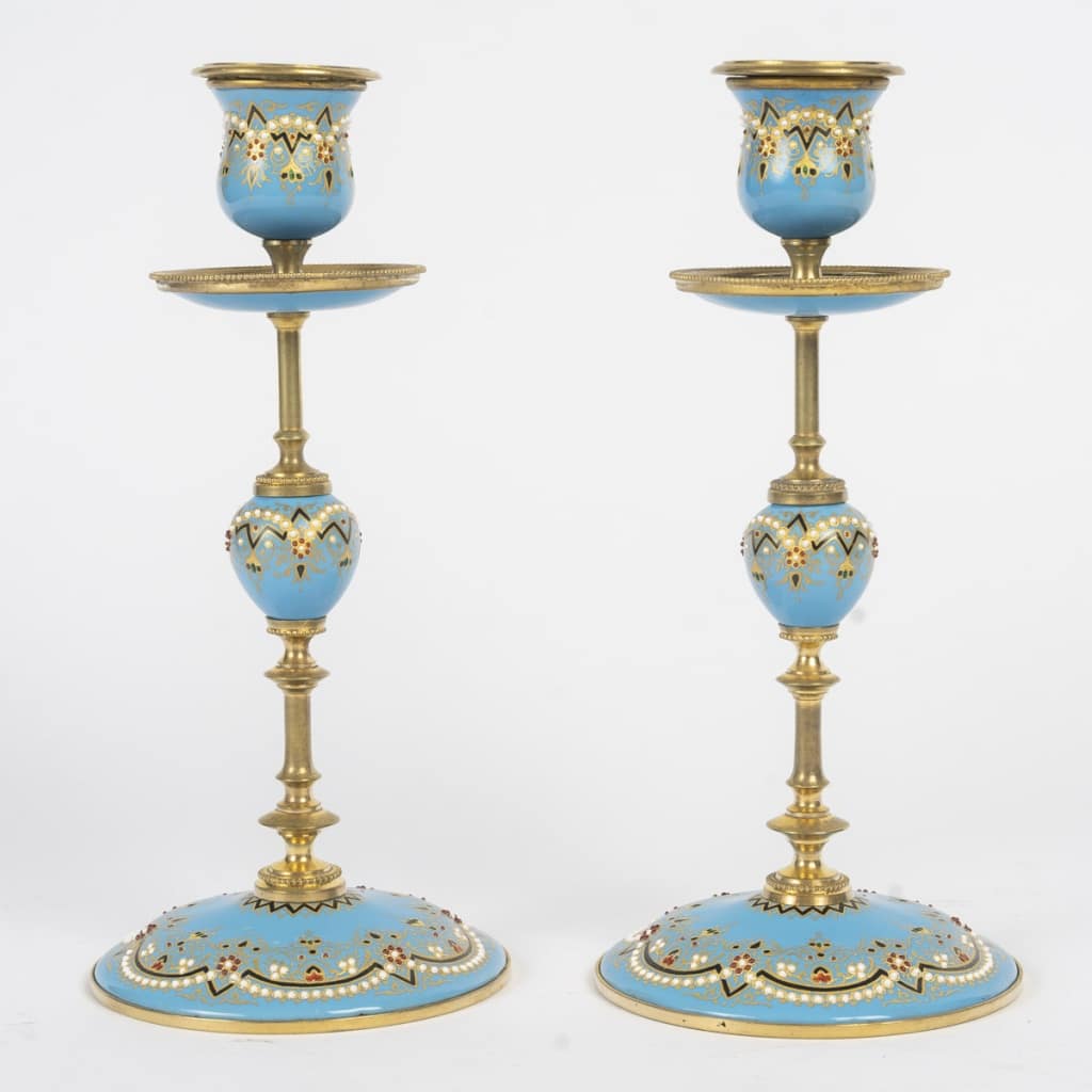 Une paire de bougeoirs en bronze doré et émail, fin XIXème siècle 3