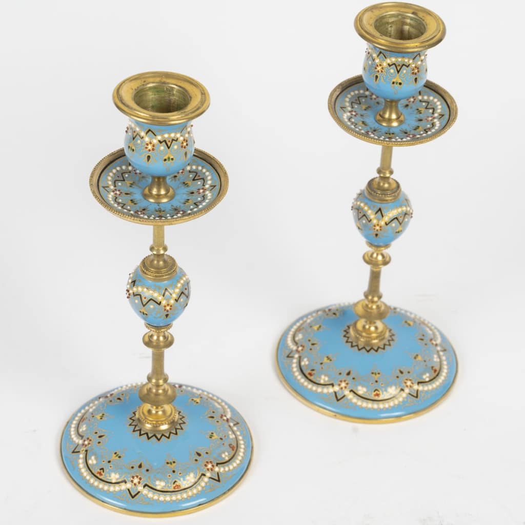 Une paire de bougeoirs en bronze doré et émail, fin XIXème siècle 2
