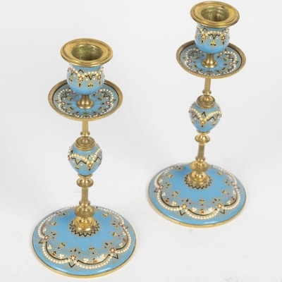 Une paire de bougeoirs en bronze doré et émail, fin XIXème siècle