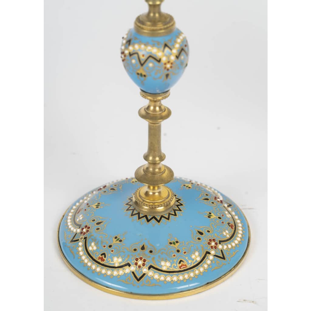 Une paire de bougeoirs en bronze doré et émail, fin XIXème siècle 9