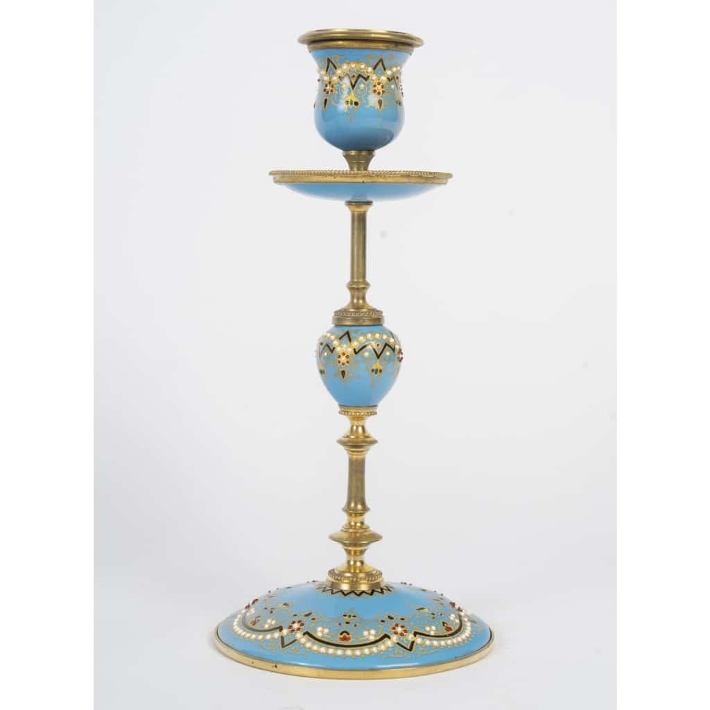 Une paire de bougeoirs en bronze doré et émail, fin XIXème siècle 8