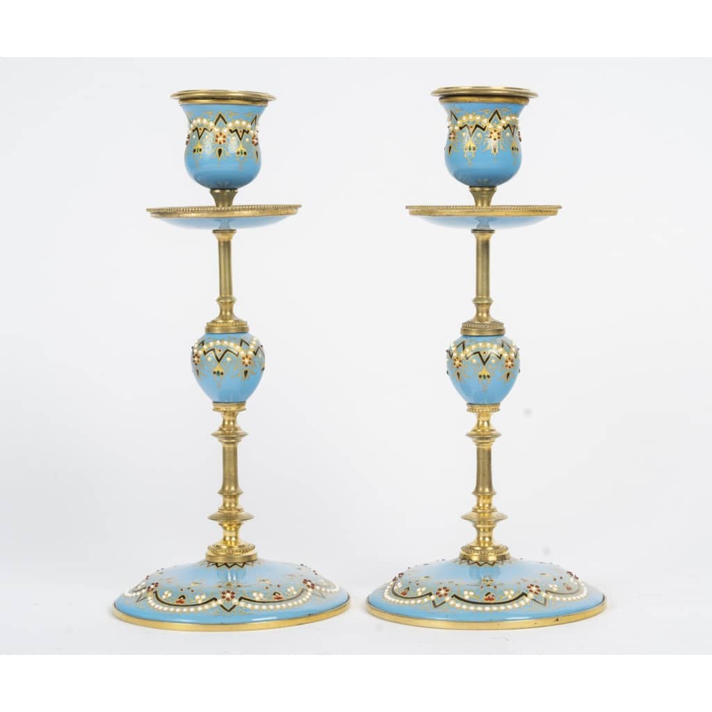 Une paire de bougeoirs en bronze doré et émail, fin XIXème siècle 5