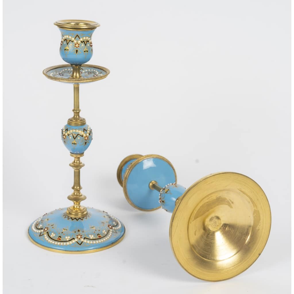 Une paire de bougeoirs en bronze doré et émail, fin XIXème siècle 4
