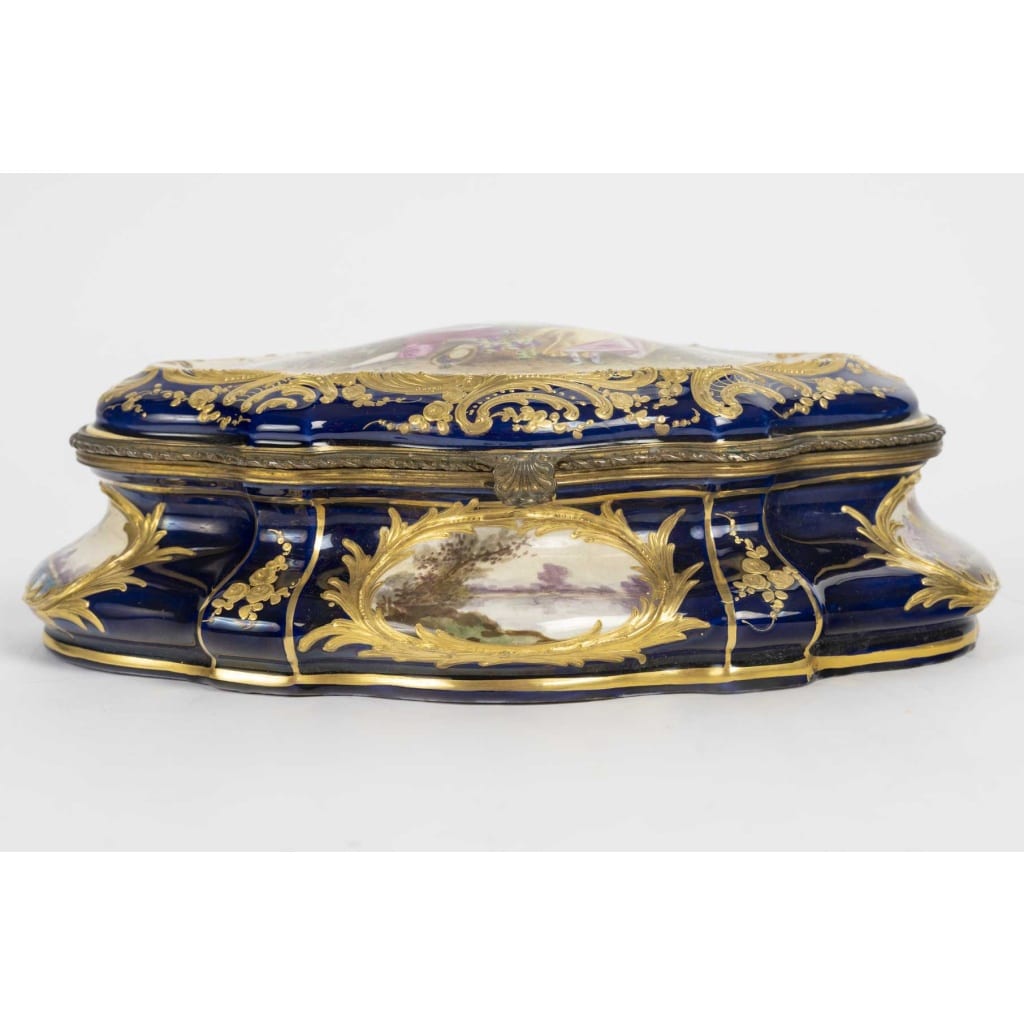 Un coffret à bijoux en porcelaine de sèvres, fin XIXème siècle 3