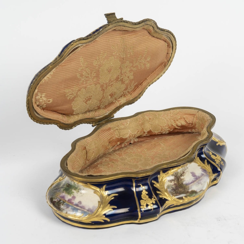 Un coffret à bijoux en porcelaine de sèvres, fin XIXème siècle 7