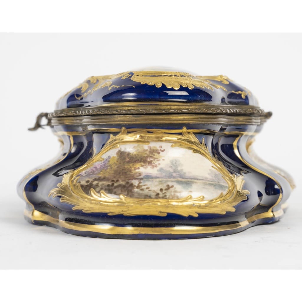 Un coffret à bijoux en porcelaine de sèvres, fin XIXème siècle 4