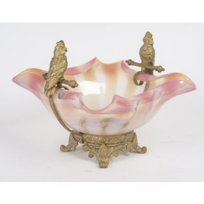 Une coupe en opaline rose et bronze doré, fin XIXème siècle Une coupe en opaline rose et bronze doré, fin XIXème siècle