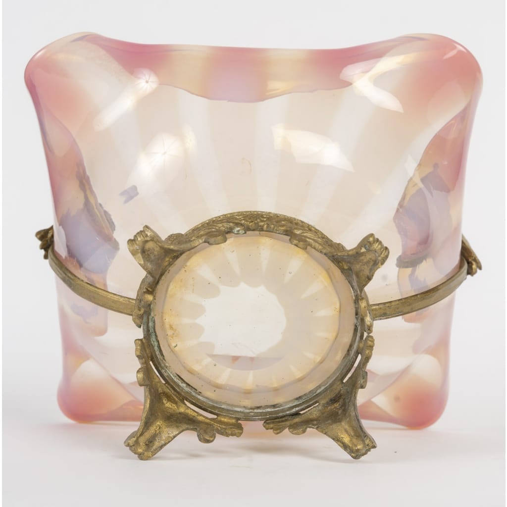 Une coupe en opaline rose et bronze doré, fin XIXème siècle 3