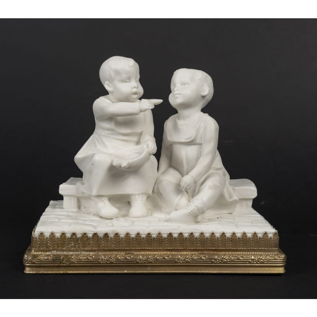 Une petite sculpture en porcelaine de biscuit , époque Art nouveau 2