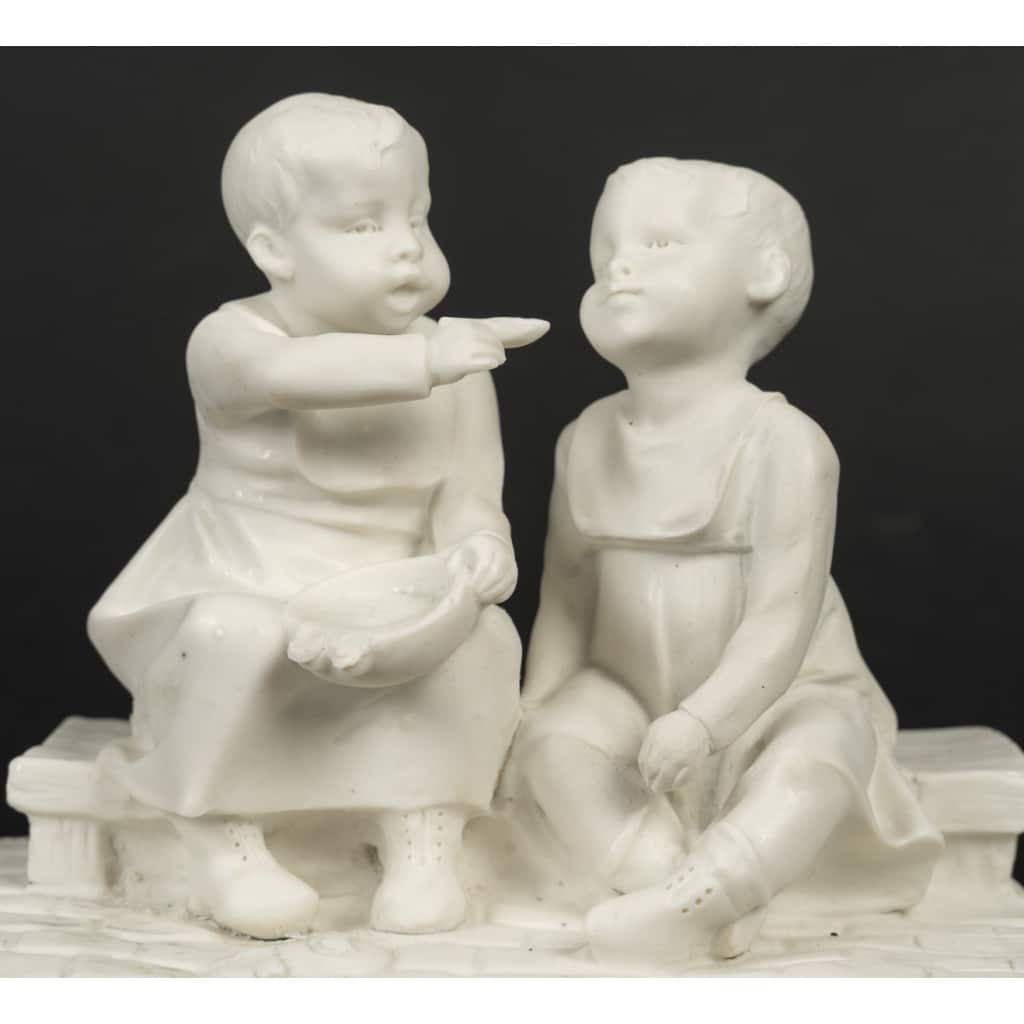 Une petite sculpture en porcelaine de biscuit , époque Art nouveau 10
