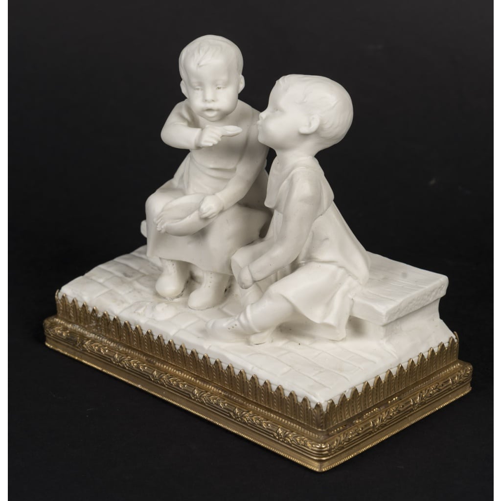 Une petite sculpture en porcelaine de biscuit , époque Art nouveau 9