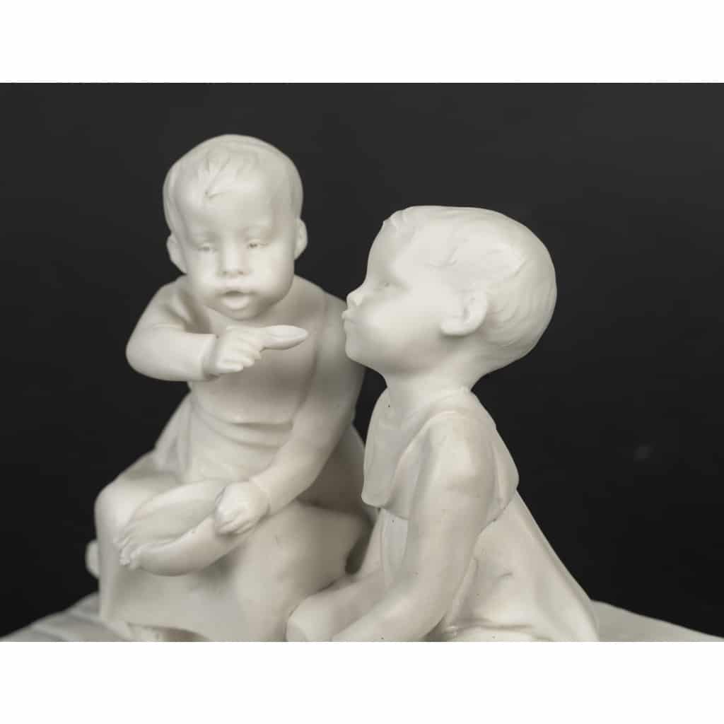 Une petite sculpture en porcelaine de biscuit , époque Art nouveau 8