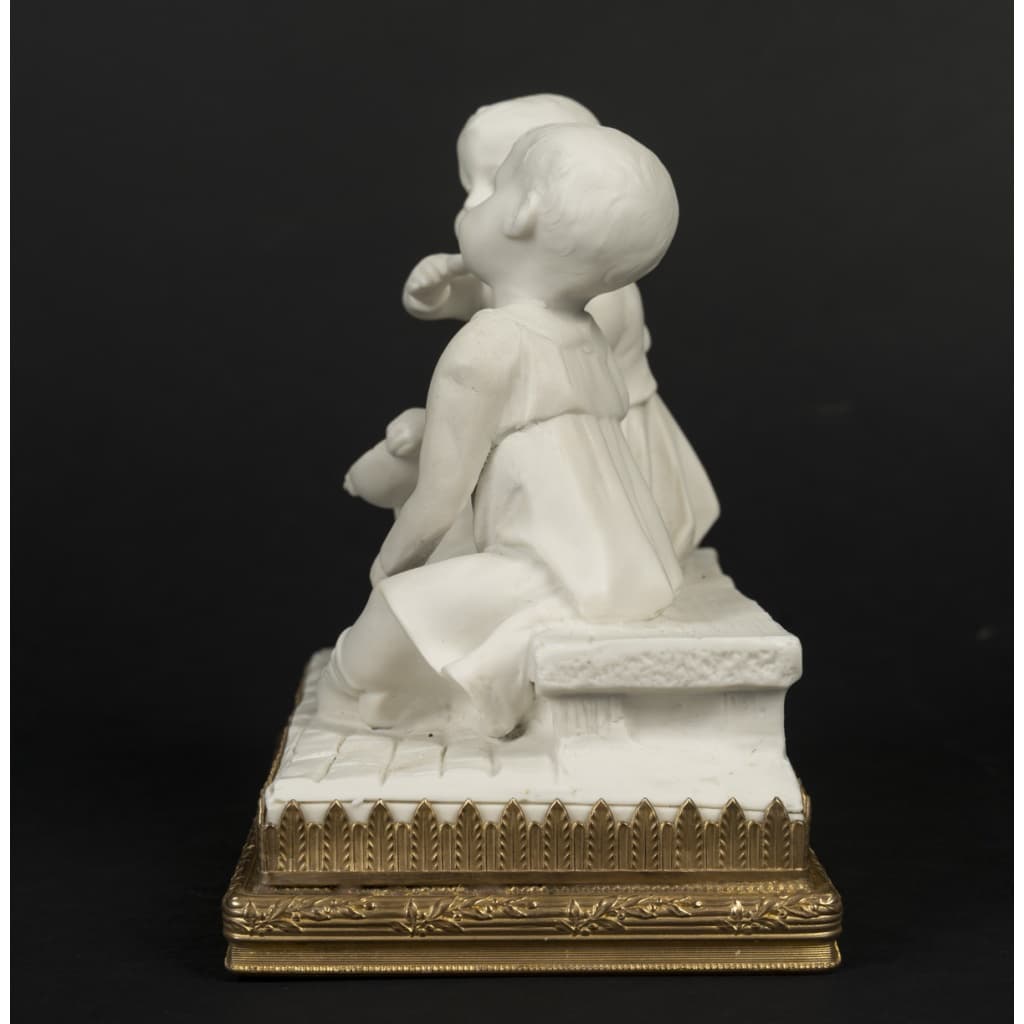 Une petite sculpture en porcelaine de biscuit , époque Art nouveau 7