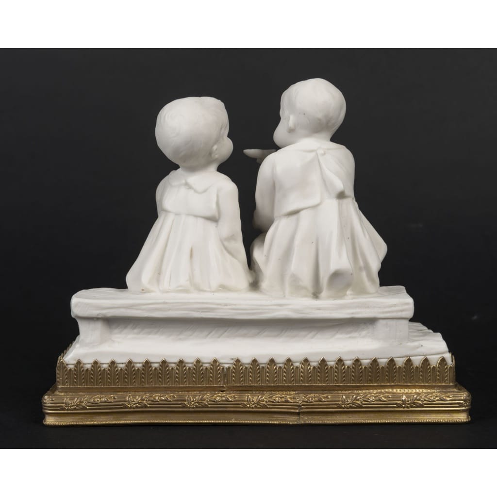 Une petite sculpture en porcelaine de biscuit , époque Art nouveau 6