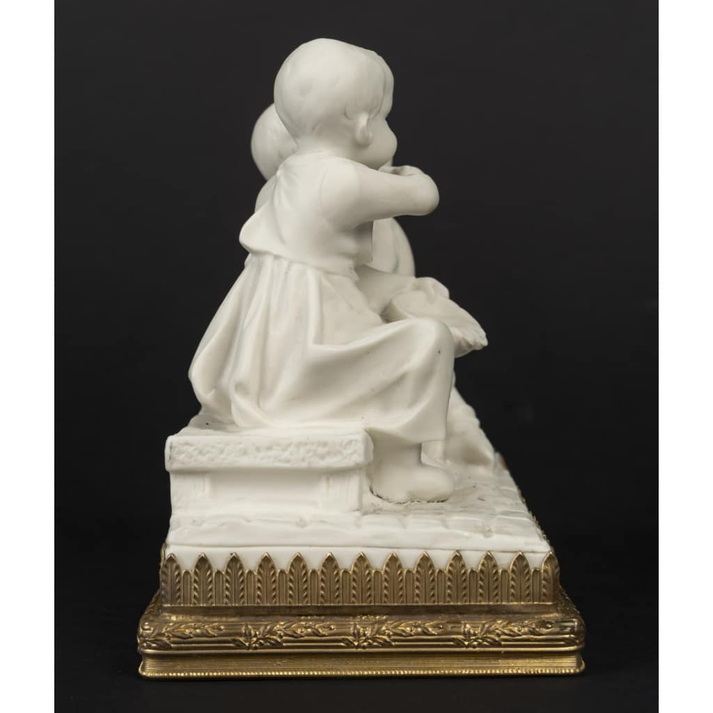 Une petite sculpture en porcelaine de biscuit , époque Art nouveau 5