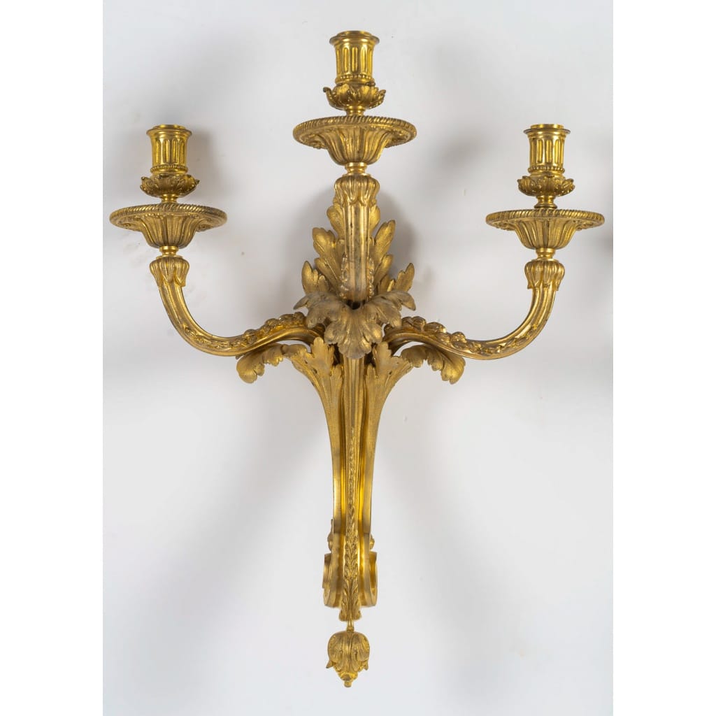 Paire d’appliques de style Louis XVI en bronze ciselé et doré vers 1850-1870 3