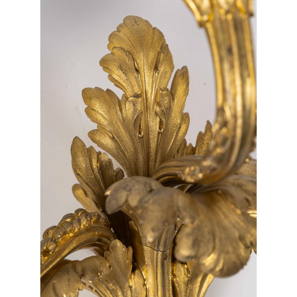 Paire d’appliques de style Louis XVI en bronze ciselé et doré vers 1850-1870 7