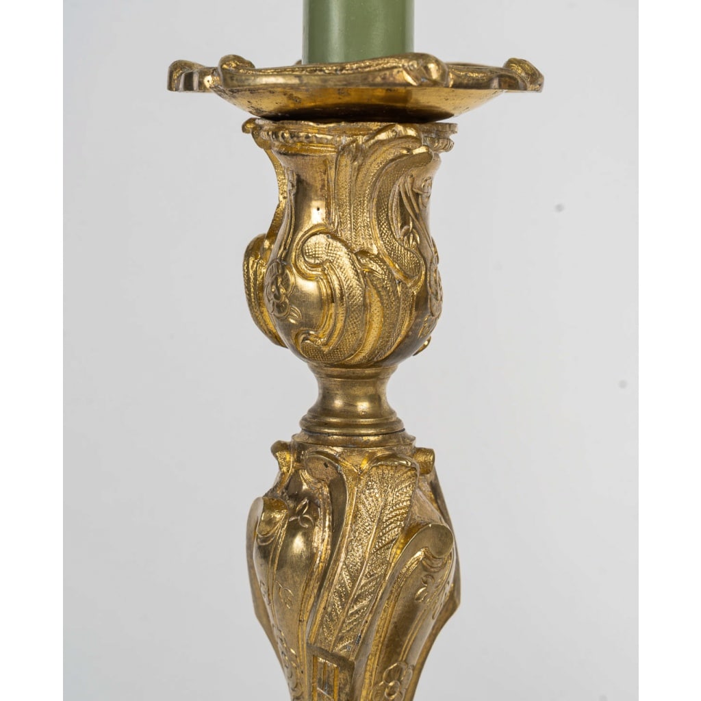 Paire de flambeaux en bronze doré style Rocaille, Palais Ducal de Nevers vers 1800-1820 3