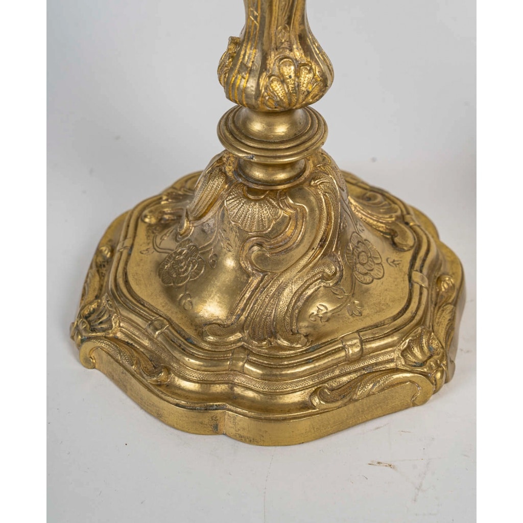 Paire de flambeaux en bronze doré style Rocaille, Palais Ducal de Nevers vers 1800-1820 7