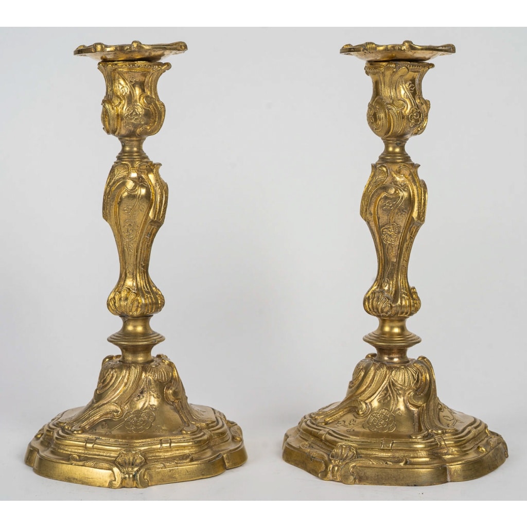 Paire de flambeaux en bronze doré style Rocaille, Palais Ducal de Nevers vers 1800-1820 2