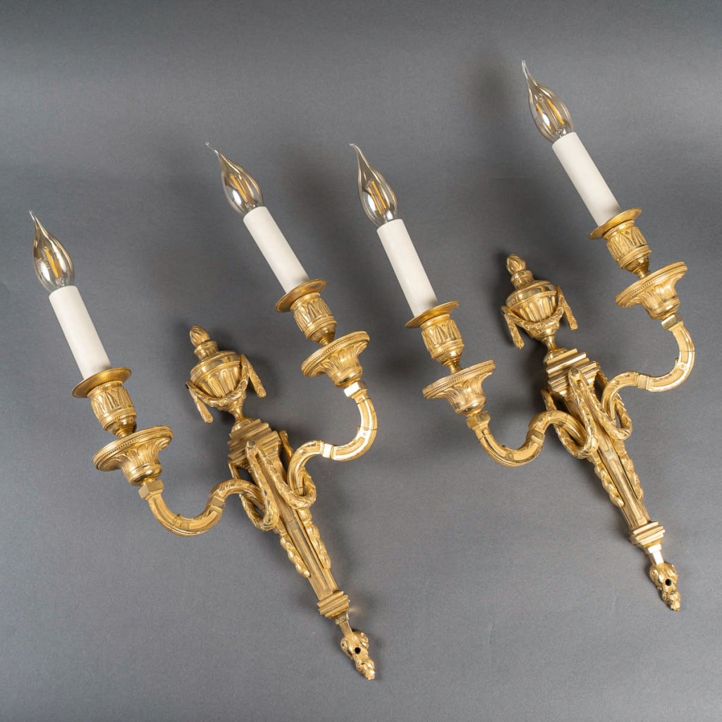 Paire d’Appliques en Bronze Ciselé à Deux Bras de Lumières de style Louis XVI vers 1820-1850 2 Paire d’Appliques en Bronze Ciselé à Deux Bras de Lumières de style Louis XVI vers 1820-1850 2