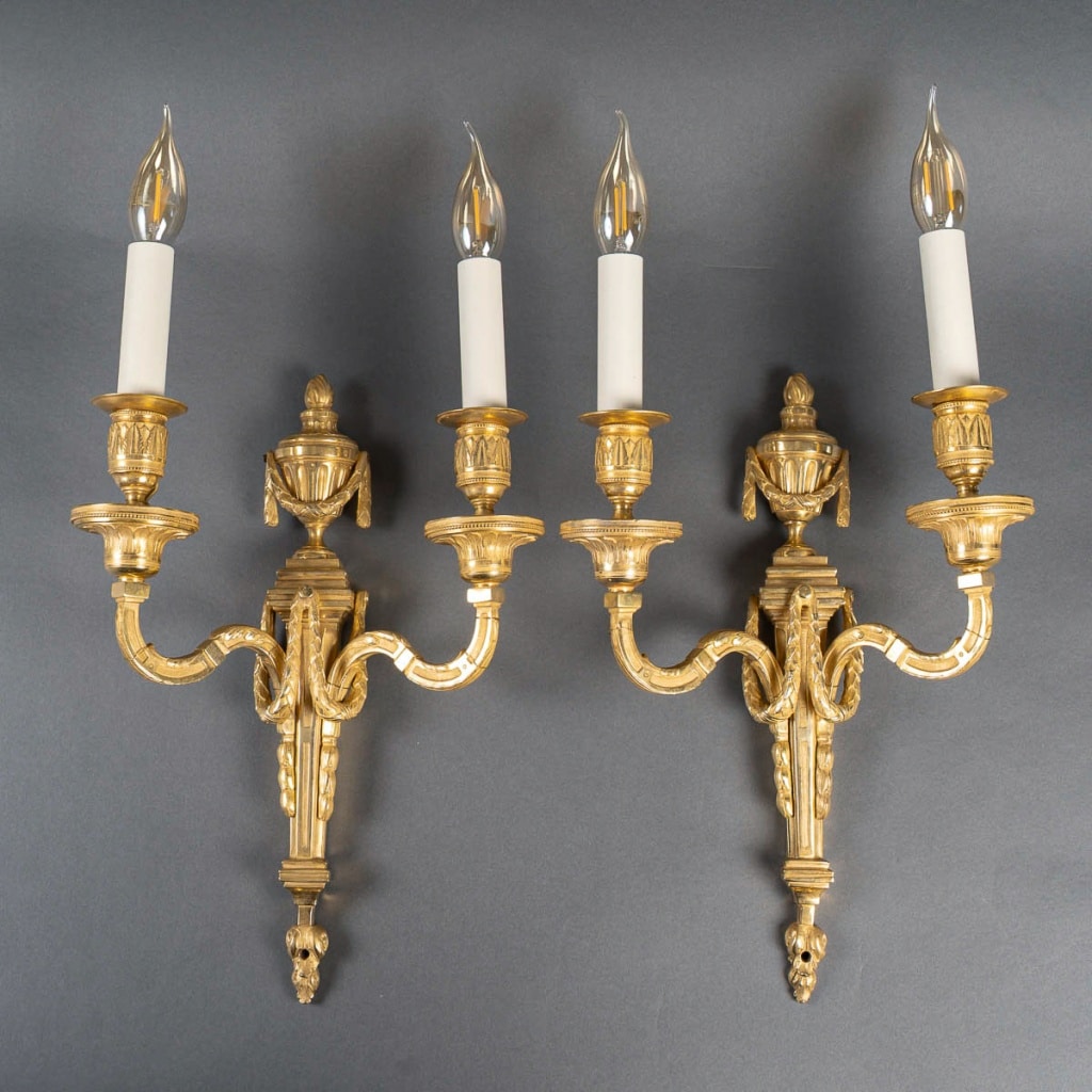 Paire d’Appliques en Bronze Ciselé à Deux Bras de Lumières de style Louis XVI vers 1820-1850 3 Paire d’Appliques en Bronze Ciselé à Deux Bras de Lumières de style Louis XVI vers 1820-1850 3