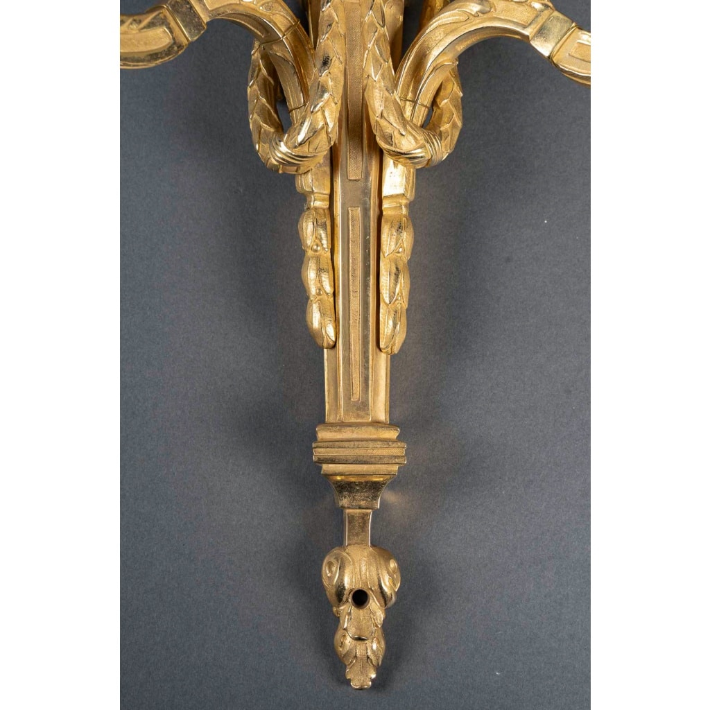 Paire d’Appliques en Bronze Ciselé à Deux Bras de Lumières de style Louis XVI vers 1820-1850 8 Paire d’Appliques en Bronze Ciselé à Deux Bras de Lumières de style Louis XVI vers 1820-1850 8