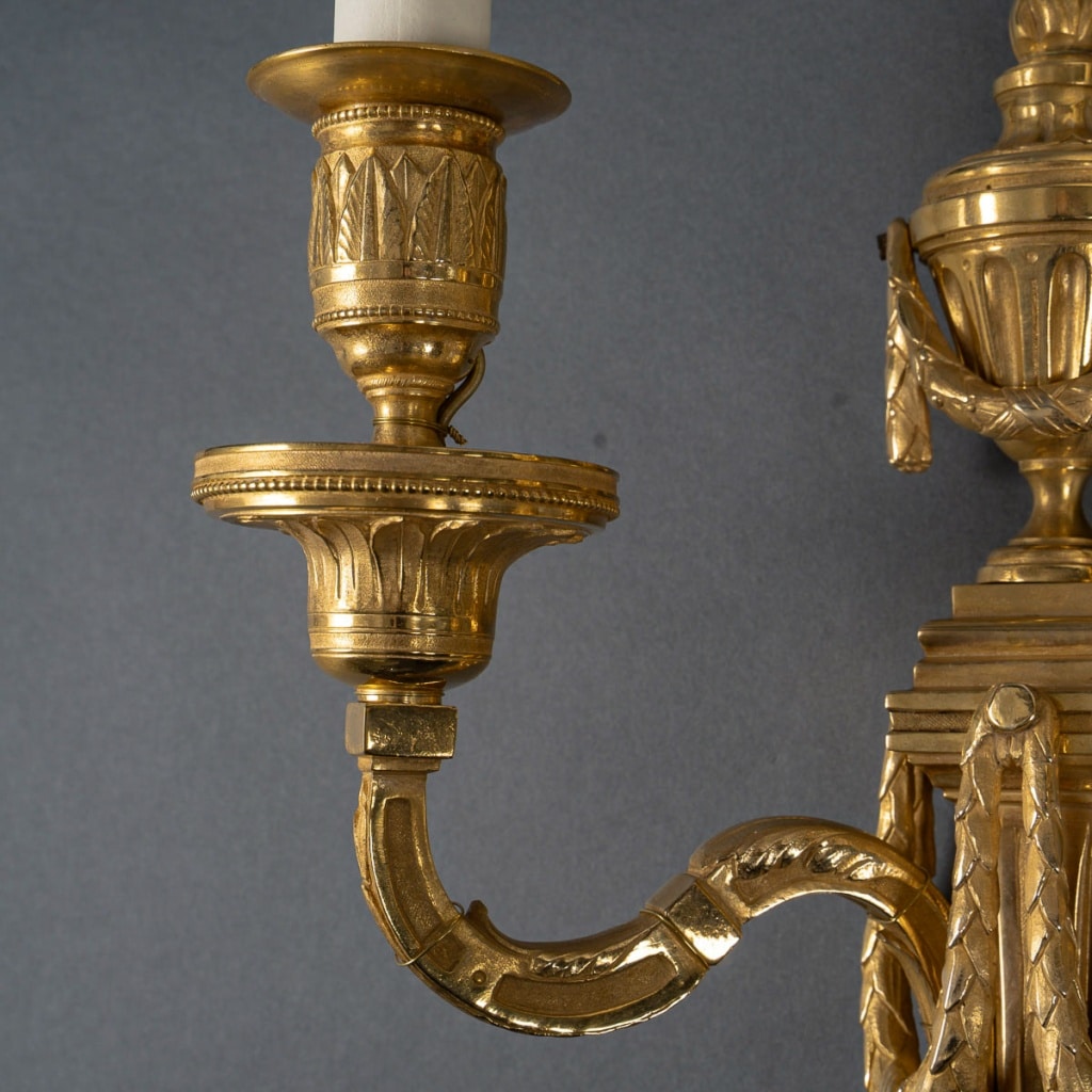 Paire d’Appliques en Bronze Ciselé à Deux Bras de Lumières de style Louis XVI vers 1820-1850 5 Paire d’Appliques en Bronze Ciselé à Deux Bras de Lumières de style Louis XVI vers 1820-1850 5