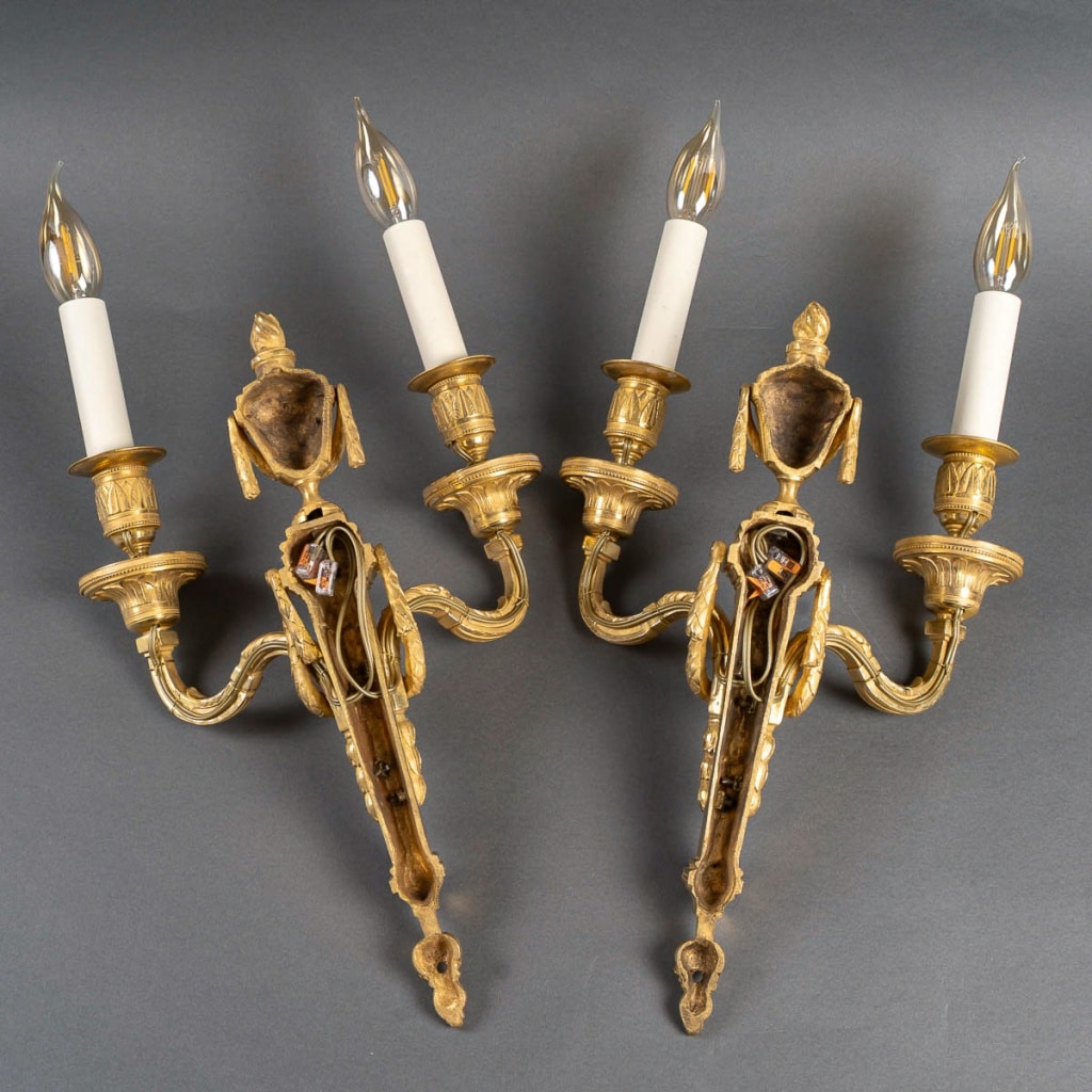 Paire d’Appliques en Bronze Ciselé à Deux Bras de Lumières de style Louis XVI vers 1820-1850 9 Paire d’Appliques en Bronze Ciselé à Deux Bras de Lumières de style Louis XVI vers 1820-1850 9