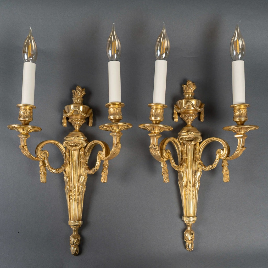 Paire d’Appliques en Bronze Ciselé à Deux Bras de Lumières de style Louis XVI vers 1820-1850 3