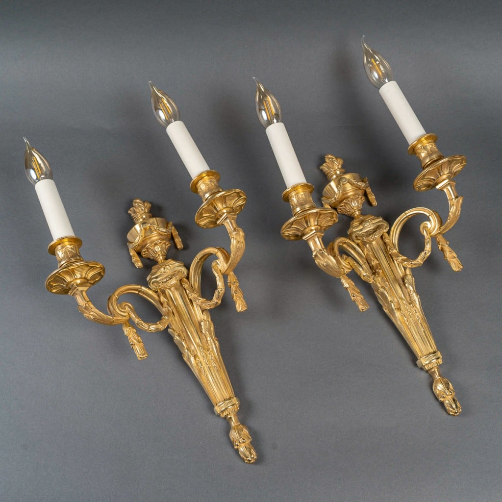 Paire d’Appliques en Bronze Ciselé à Deux Bras de Lumières de style Louis XVI vers 1820-1850 2