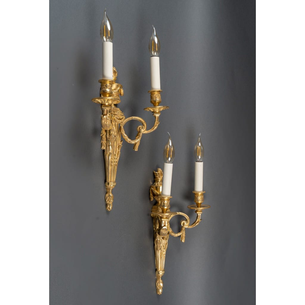 Paire d’Appliques en Bronze Ciselé à Deux Bras de Lumières de style Louis XVI vers 1820-1850 9