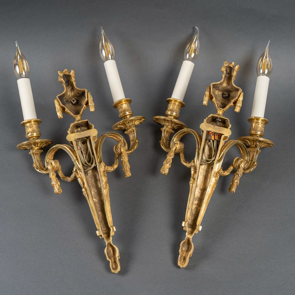 Paire d’Appliques en Bronze Ciselé à Deux Bras de Lumières de style Louis XVI vers 1820-1850 10