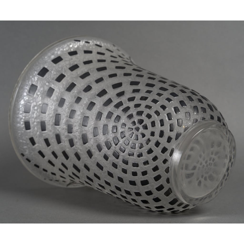 René LALIQUE (1860 -1945) – Vase « Damiers » créé en 1935 20