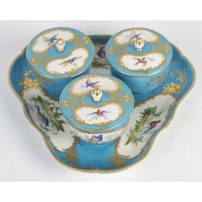 Un crémier en porcelaine de sèvres, époque XVIIIème siècle