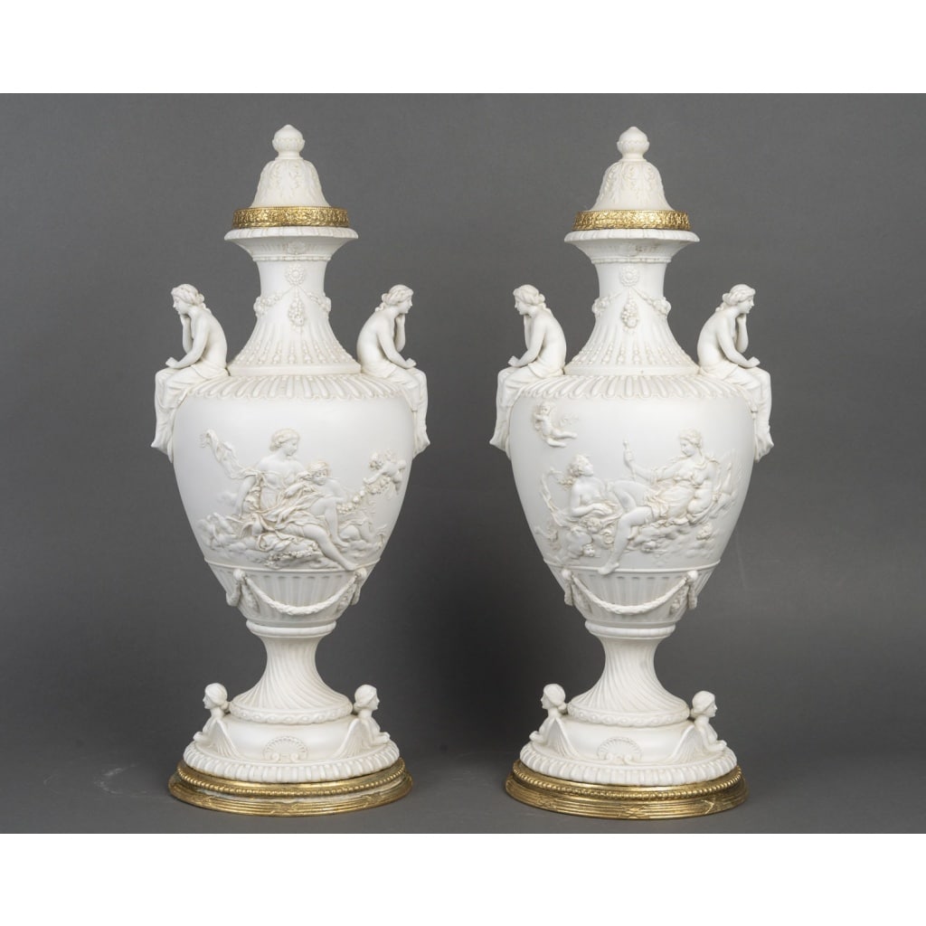Biscuit une paire de vases en porcelaine de biscuit, fin XIXème siècle 2