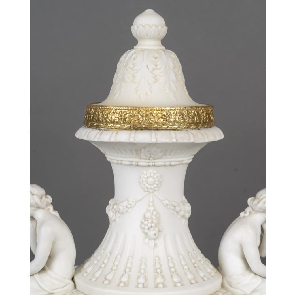 Biscuit une paire de vases en porcelaine de biscuit, fin XIXème siècle 12