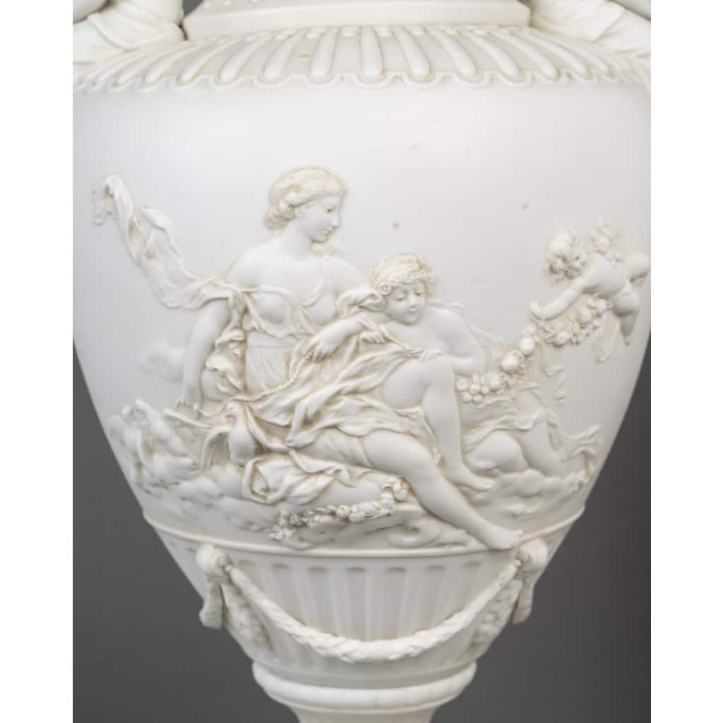 Biscuit une paire de vases en porcelaine de biscuit, fin XIXème siècle 11