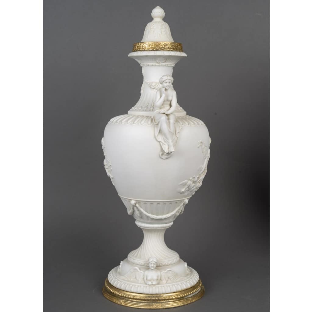 Biscuit une paire de vases en porcelaine de biscuit, fin XIXème siècle 9