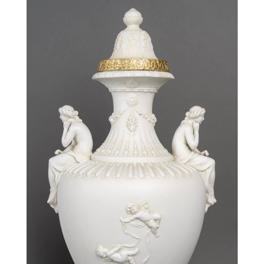 Biscuit une paire de vases en porcelaine de biscuit, fin XIXème siècle 6