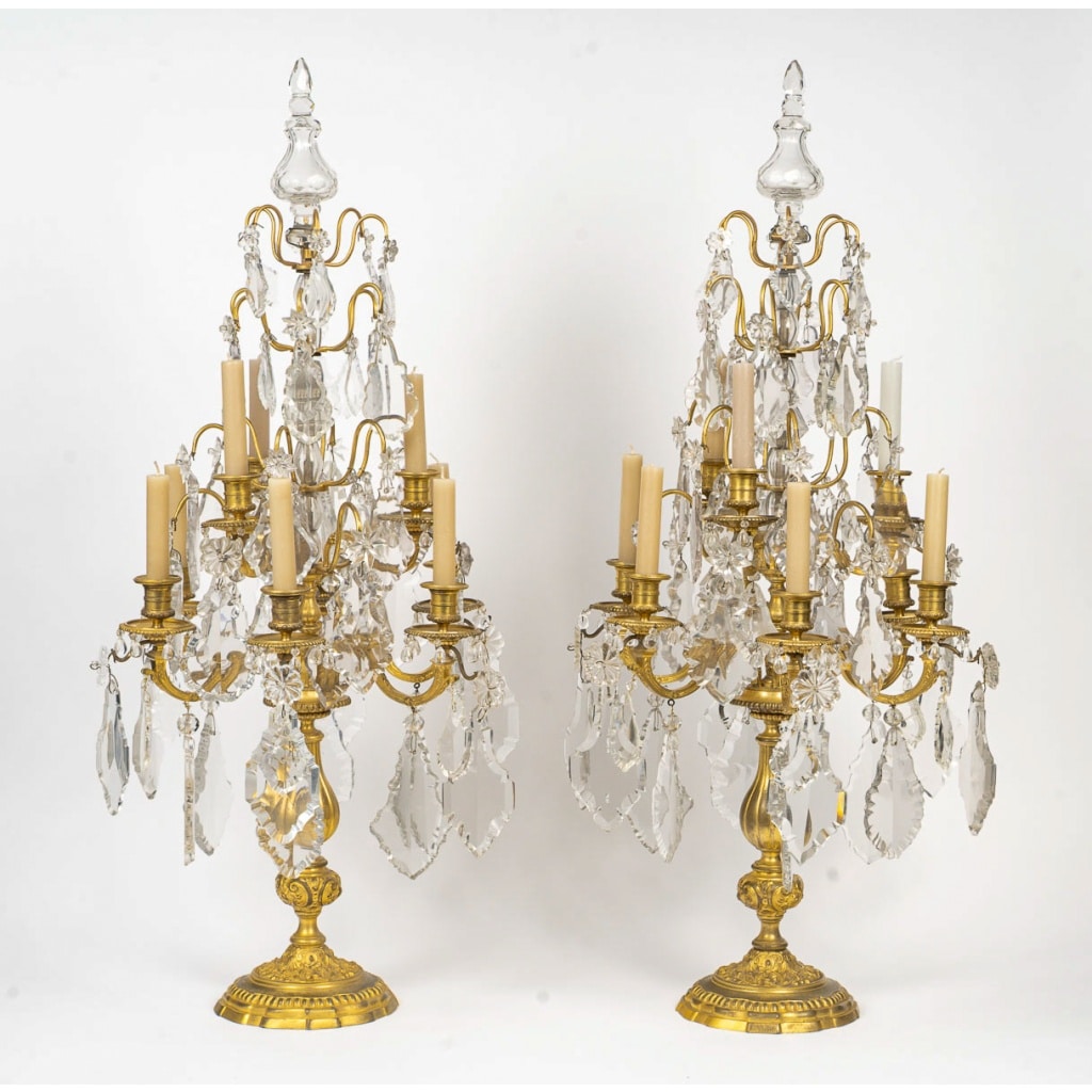 Paire de larges girandoles de style Louis XIV en bronze doré et cristal, vers 1800-1830 2