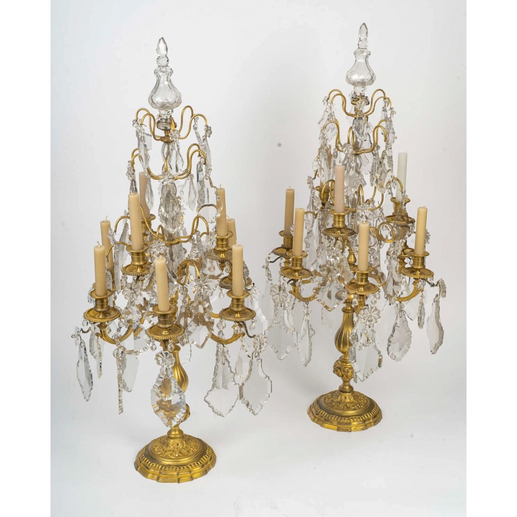 Paire de larges girandoles de style Louis XIV en bronze doré et cristal, vers 1800-1830 7